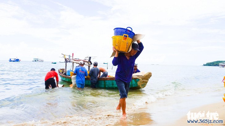 Dân Phú Quốc đỏ lửa làm tôm khô， cá khô bán Tết - Ảnh 3.