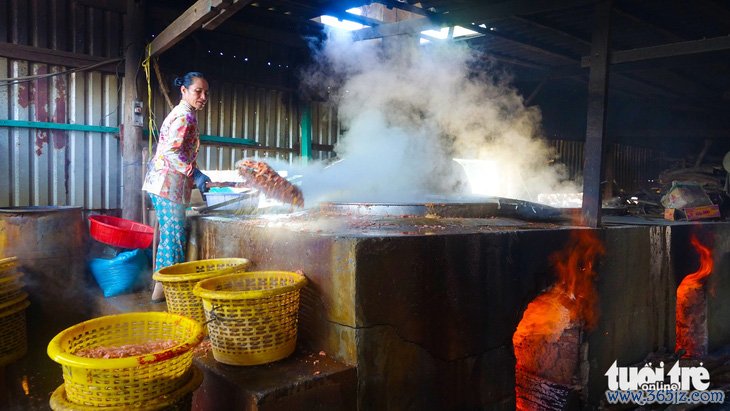 Dân Phú Quốc đỏ lửa làm tôm khô， cá khô bán Tết - Ảnh 7.