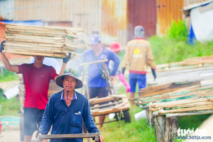 Dân Phú Quốc đỏ lửa làm tôm khô， cá khô bán Tết - Ảnh 4.