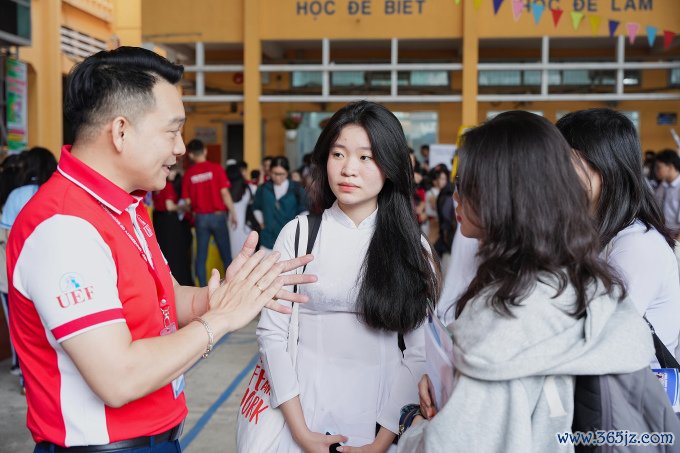 Học sinh TP HCM nghe thông tin tư vấn tuyển sinh， ngày 12/1. Ảnh: Thanh Phong