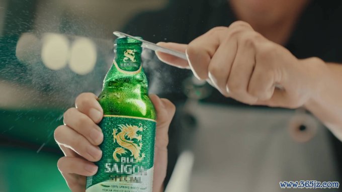 Người dùng đang khui một chai bia của Sabeco. Ảnh: SAB