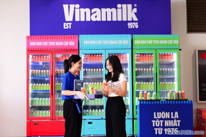 Khách hàng trải nghiệm các sản phẩm. Ảnh: Vinamilk