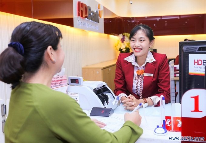 Nhân viên nhà băng tư vấn cho khách hàng. Ảnh: HDBank